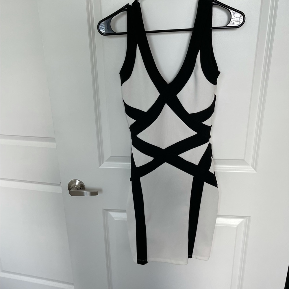 Bodycon low-back black and white dress